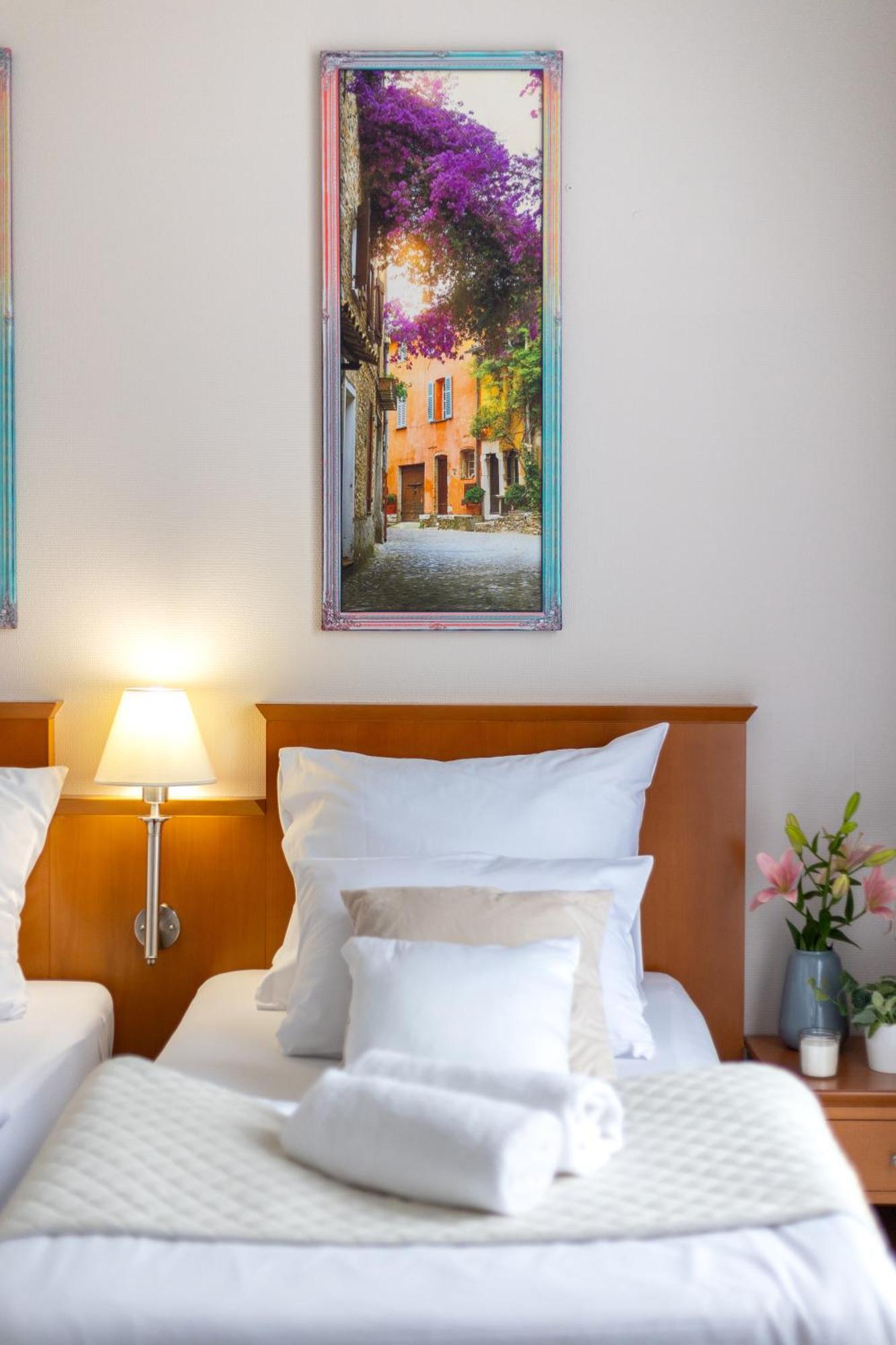 Hotel Sofia By The Railway Station Wroclaw Exterior photo