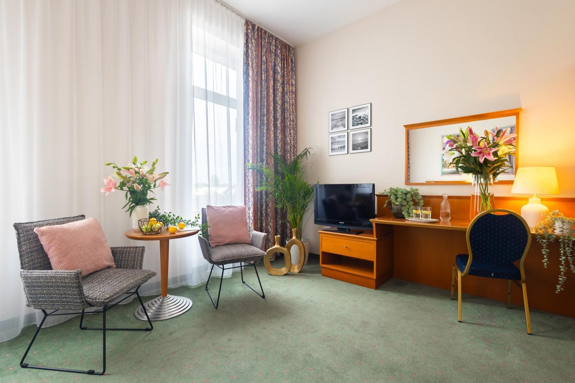 Hotel Sofia By The Railway Station Wroclaw Exterior photo